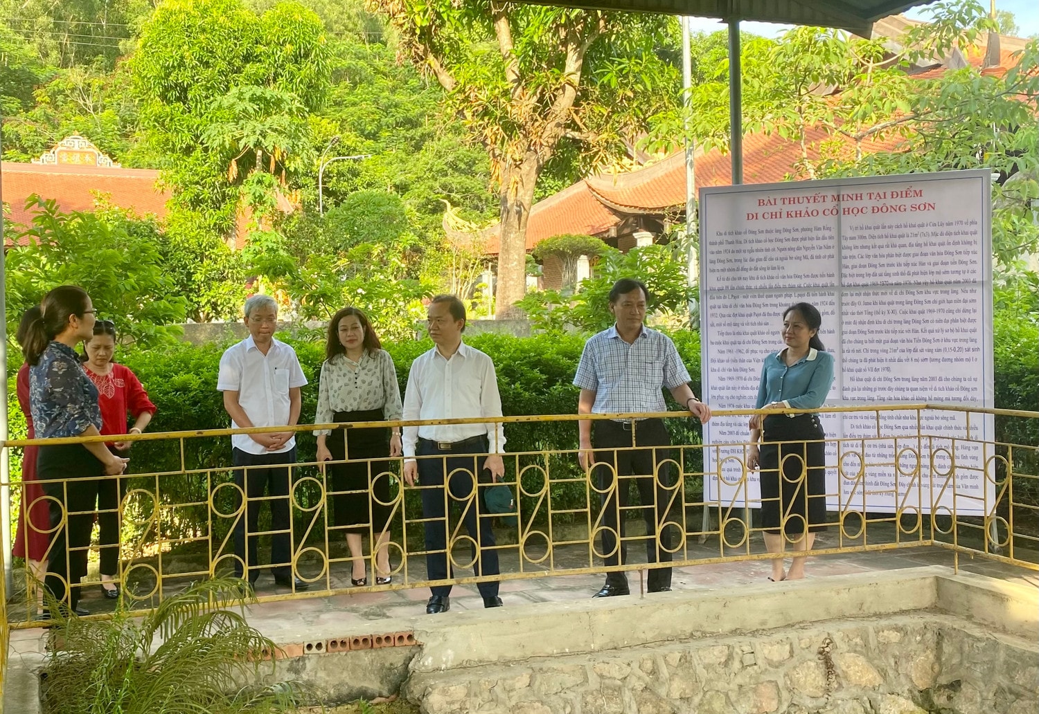 PGS. TS. Bùi Hoài Sơn (thứ ba, phải sang) cùng đoàn công tác của Ủy ban Văn hóa, Giáo dục khảo sát tại Thanh Hóa - Ảnh: H. Sen