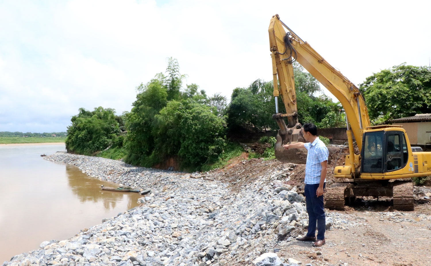 Hệ thống đê điều góp phần quan trọng trong việc ngăn lũ, chống bão
