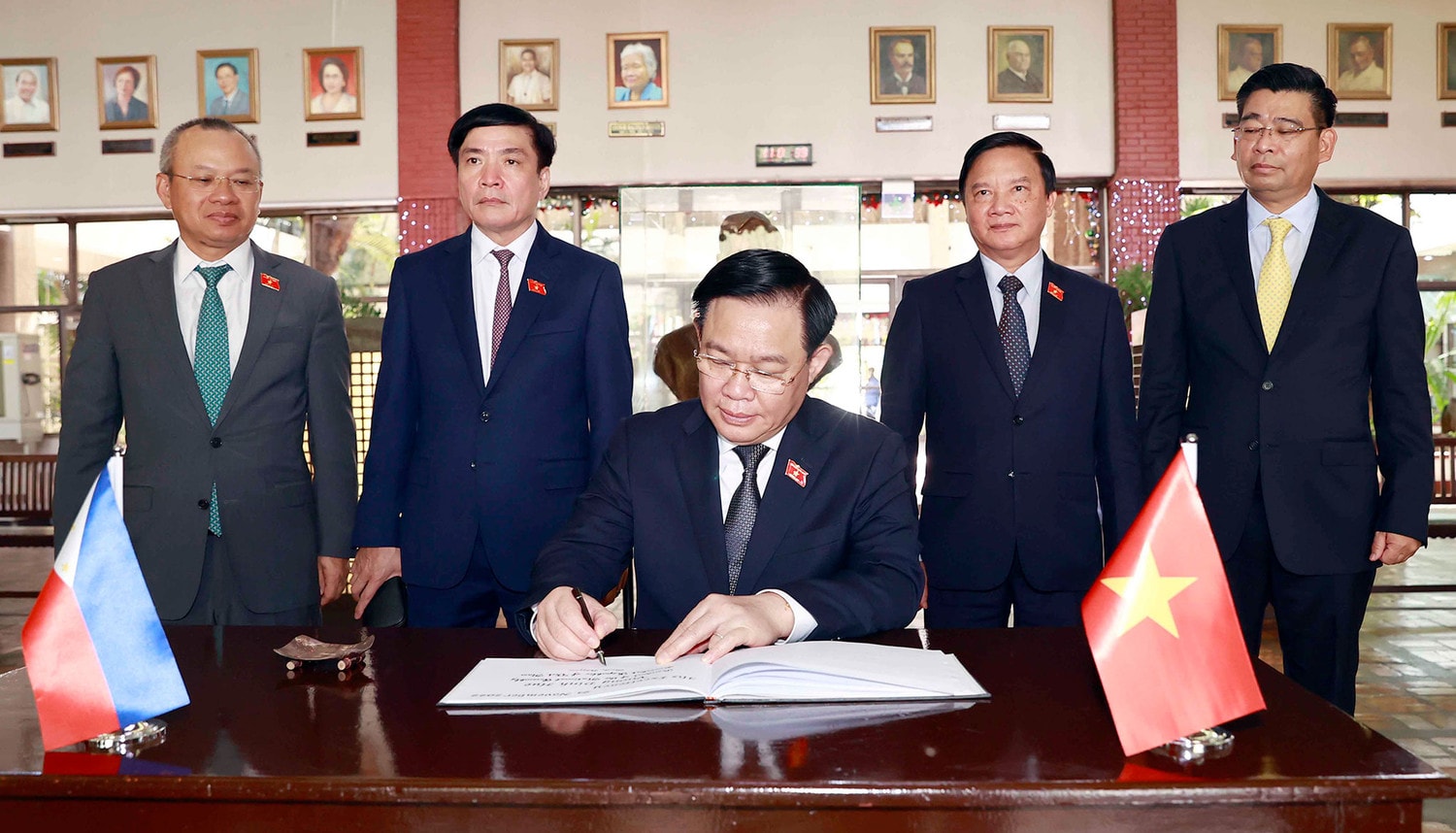 Chủ tịch Quốc hội Vương Đình Huệ hội kiến Phó Tổng thống Philippines -0