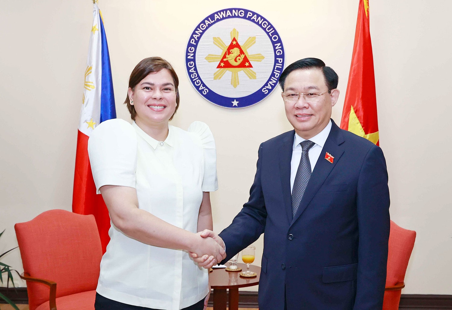 Chủ tịch Quốc hội Vương Đình Huệ hội kiến Phó Tổng thống Philippines -0