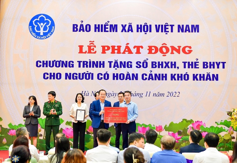 Vietcombank tặng sổ bảo hiểm xã hội, thẻ bảo hiểm y tế cho người có hoàn cảnh khó khăn