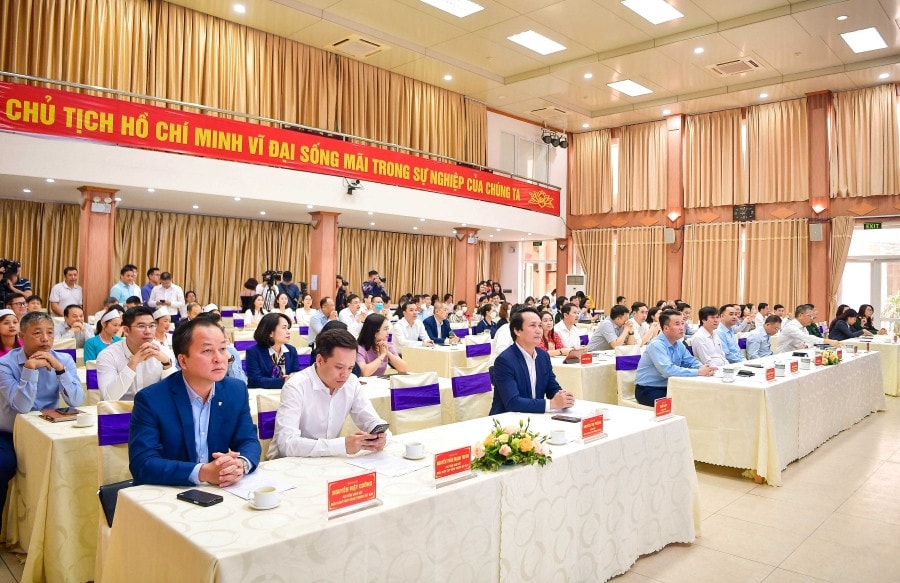 Vietcombank tặng sổ bảo hiểm xã hội, thẻ bảo hiểm y tế cho người có hoàn cảnh khó khăn