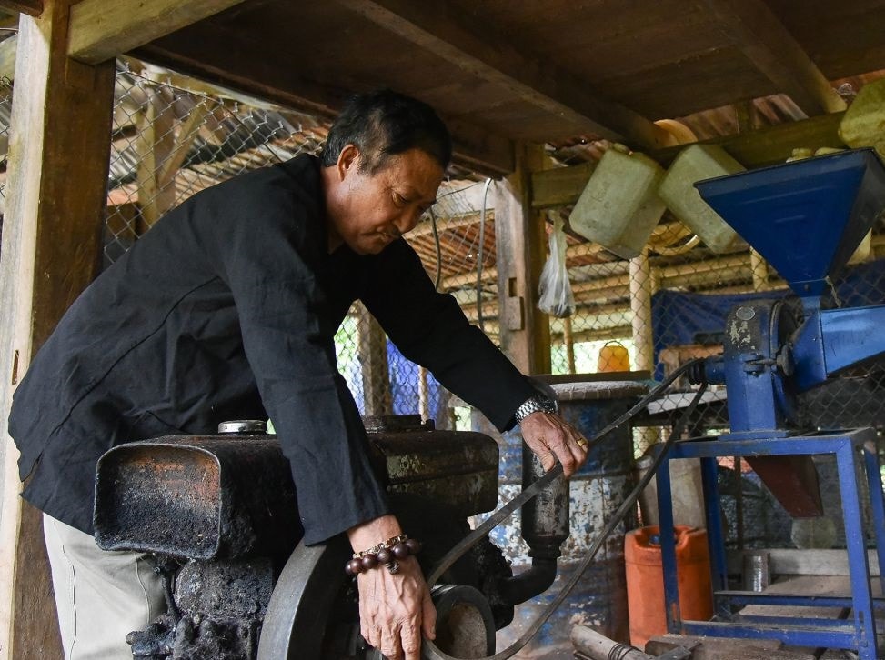 Ông Pờ Dần Xinh luôn mạnh dạn tiên phong học hỏi, áp dụng kỹ thuật máy móc vào sản xuất - Ảnh: Minh Nhật