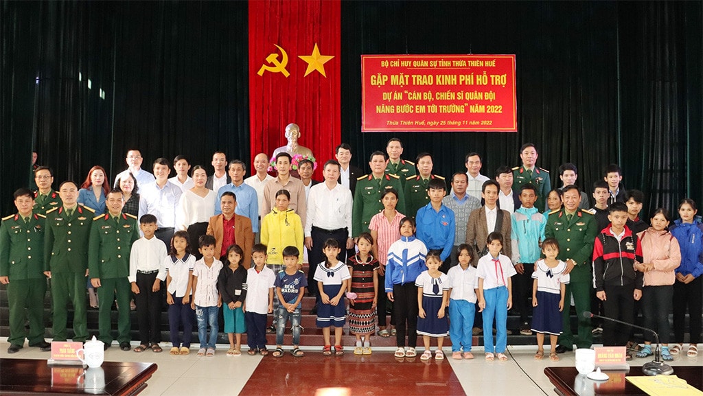 Thừa Thiên Huế: Trao kinh phí hỗ trợ “Nâng bước em tới trường” năm 2022 -0