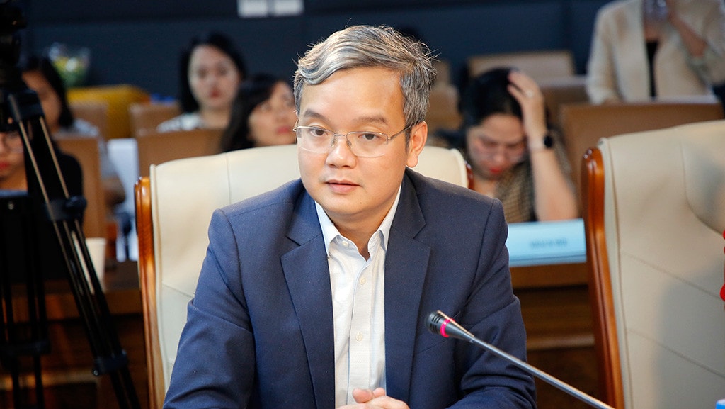 - PGS.TS Đào Ngọc Tiến, Phó Hiệu trưởng Trường ĐH Ngoại thương: Trường ĐH Ngoại thương cũng là trường Đại học nổi tiếng trong khối ngành kinh tế. Được biết, hiện trường đang có 23 đối tác, đến từ 11 quốc gia ở 4 châu lục, vậy tiêu chí chọn đối tác trong chương trình liên kết quốc tế của nhà trường như thế nào, thứ hạng ra sao? Tuyển sinh đầu vào của nhà trường có đúng như yêu cầu của đối tác đưa ra không thưa ông?
