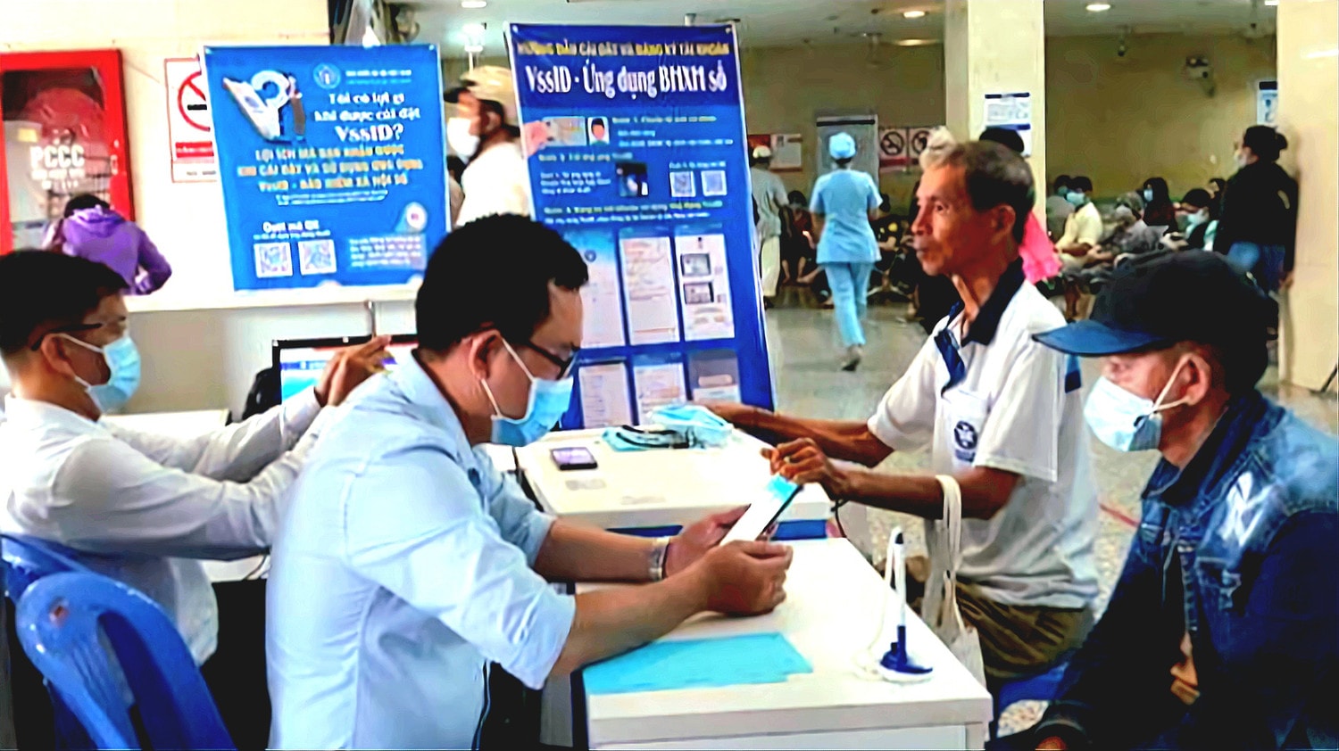 Hỗ trợ người dân Đồng Nai cài đặt và sử dụng ứng dụng VssID. Ảnh: BH