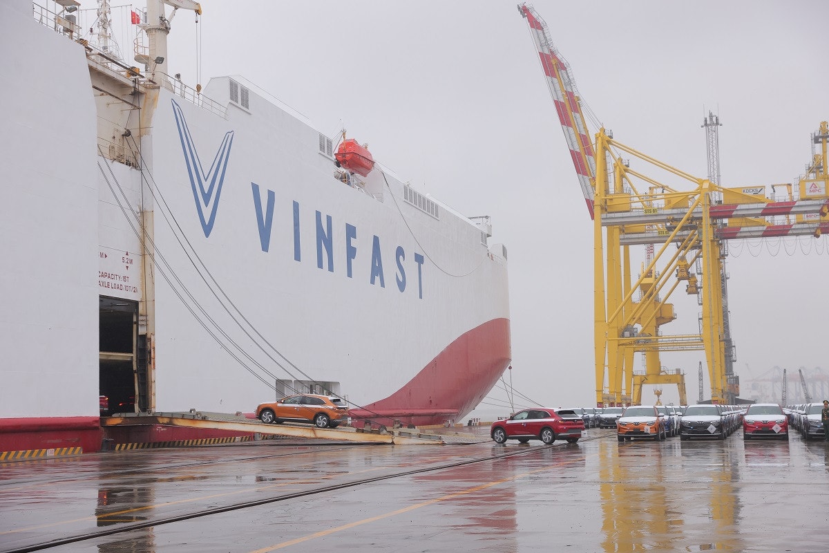 Những chiếc xe ô tô điện VF 8 được chuyển lên tàu thuê riêng Silver Queen của Panama VinFast xuất khẩu lô xe điện đầu tiên ra thế giới -2