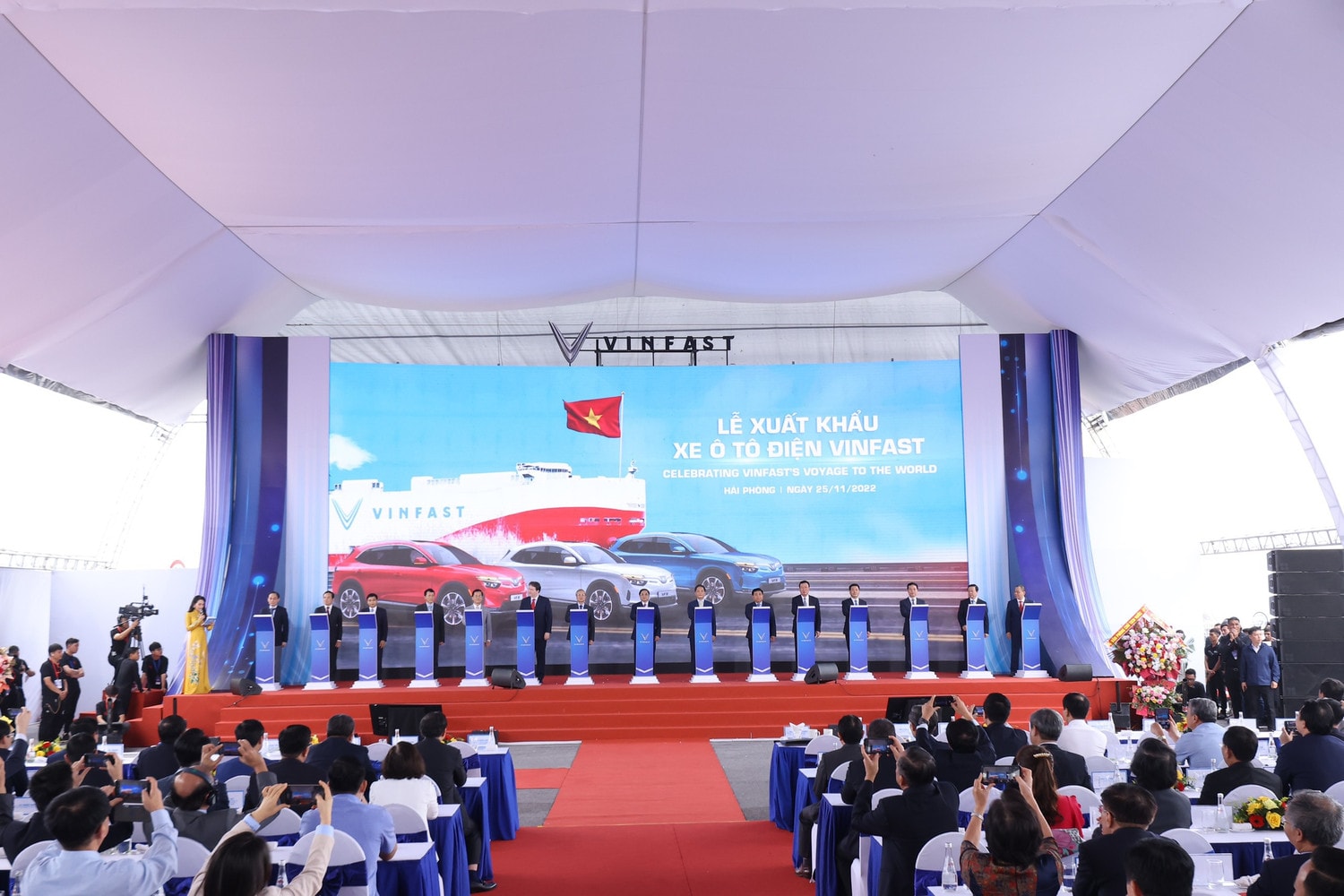 Các đại biểu thực hiện nghi thức bấm nút phát lệnh xuất khẩu xe ô tô điện VinFast VinFast xuất khẩu lô xe điện đầu tiên ra thế giới -0