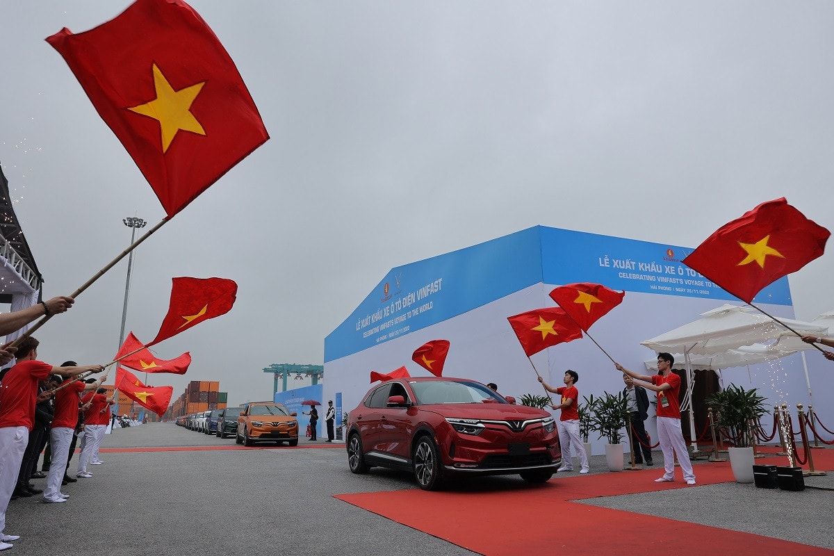 Những chiếc xe ô tô điện VF 8 được chuyển lên tàu thuê riêng Silver Queen của Panama VinFast xuất khẩu lô xe điện đầu tiên ra thế giới -0