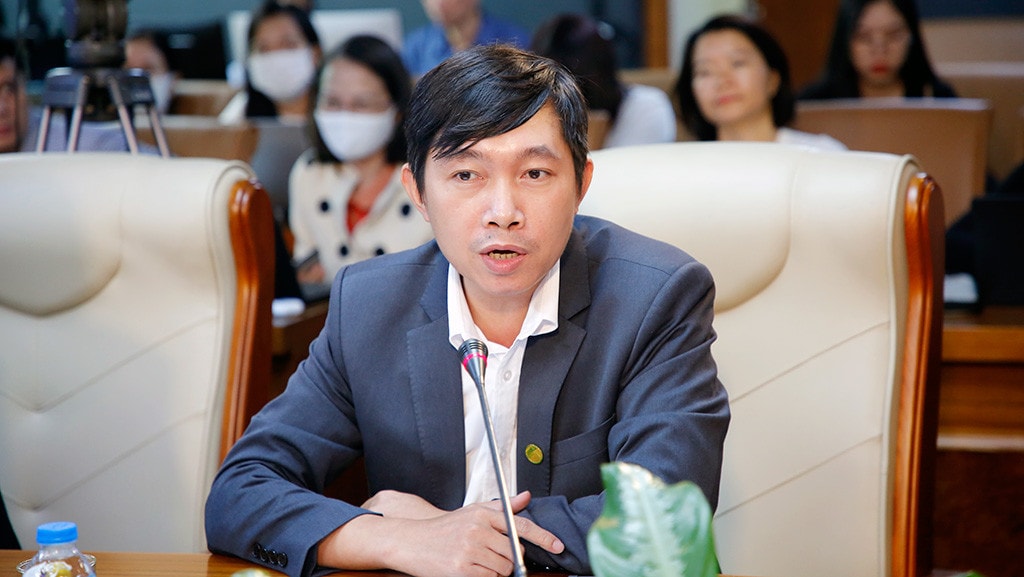 Thưa TS. Trần Đức Quỳnh, trường Quốc tế - ĐH Quốc gia Hà Nội rất đa dạng trong các chương trình liên kết đào tạo với nhiều nước, trường đã triển khai các chương trình đào tạo liên kết trong thời gian qua như thế nào? Đội ngũ giảng viên tham gia giảng dạy trong chương trình phải đáp ứng những tiêu chí gì? Số lượng giảng viên người nước ngoài chiếm bao nhiêu phần trăm, người Việt Nam bao nhiêu phần trăm? 