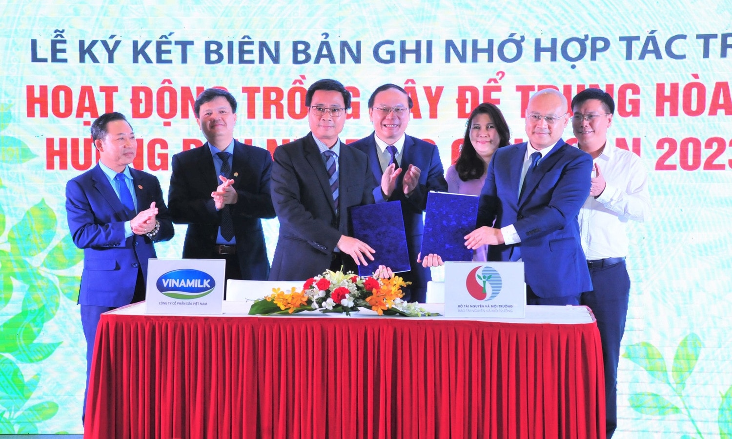 Tổng biên tập Hoàng Mạnh Hà và đại diện Công ty sữa Vinamilk trao biên bản ghi nhớ hợp tác