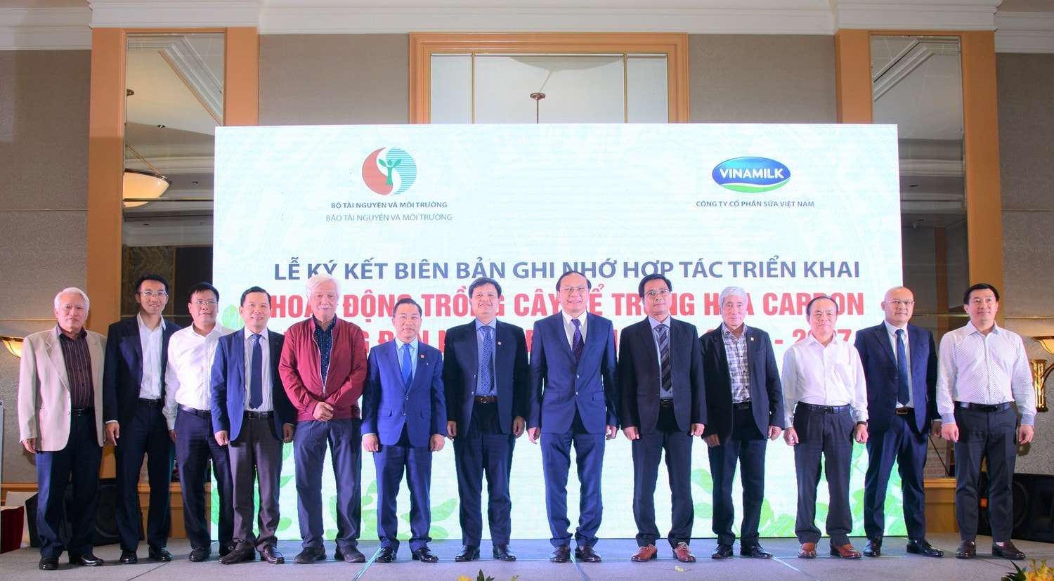 Các đại biểu tham dự buổi Lễ chụp ảnh lưu niệm
