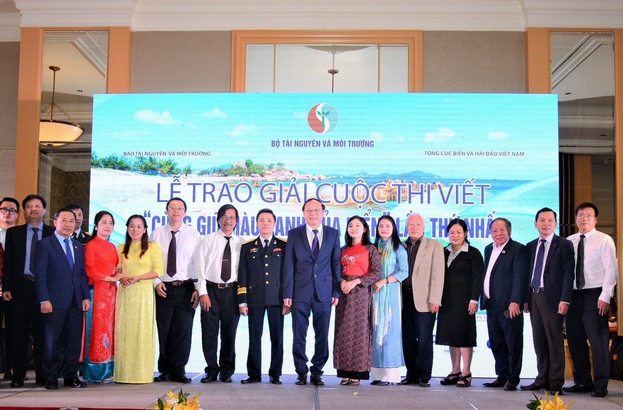 Các đại biểu tham dự buổi Lễ chụp ảnh lưu niệm