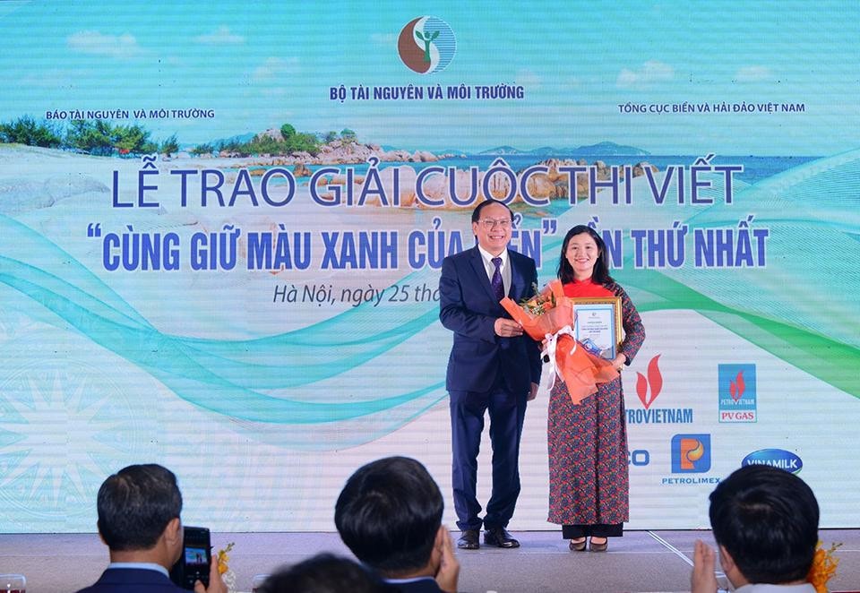 Thứ trưởng Bộ Tài nguyên và Môi trường Lê Công Thành trao Giải Nhất cho tác giả đến từ Báo Nhân dân 