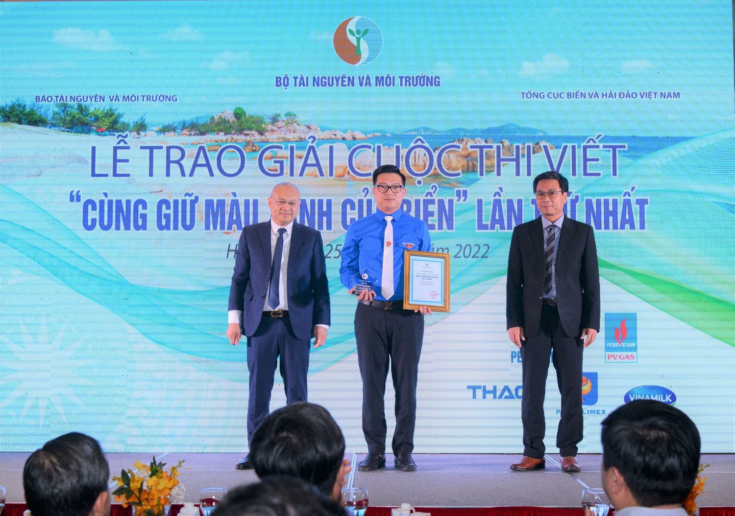 Ban Tổ chức trao tặng thưởng cho tập thể có nhiều đóng góp cho thành công của cuộc thi