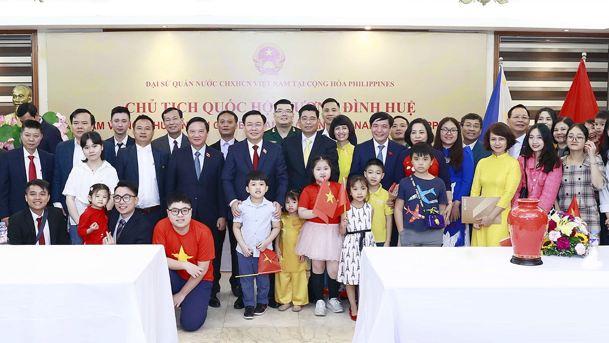 Chủ tịch Quốc hội Vương Đình Huệ thăm Đại sứ quán Việt Nam tại Philippines -1