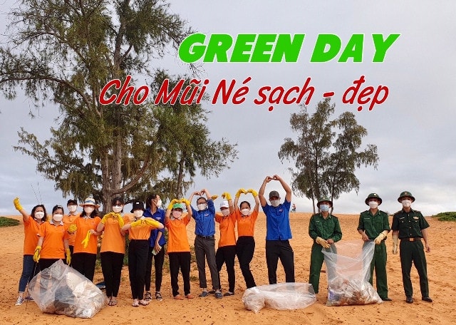 Các bạn trẻ đại diện các cơ quan tích cực thu gom rác thải bờ biển