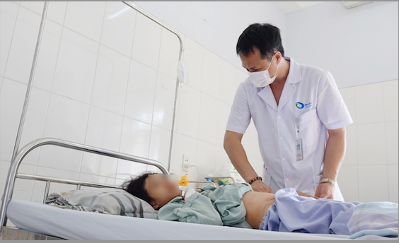 Cảnh giác khi trẻ bất ngờ đau bụng dữ dội, co thắt bụng dưới -0