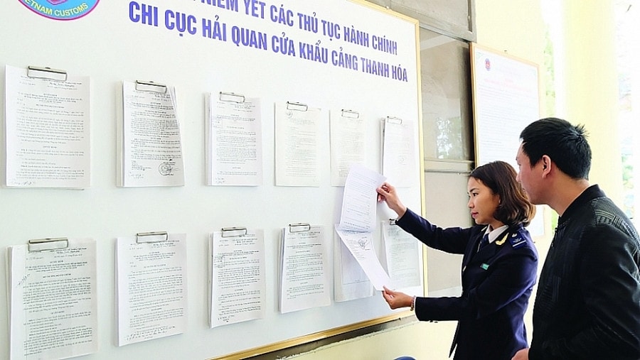 Công chức Chi cục Hải quan cửa khẩu cảng Thanh Hóa (Hải quan Thanh Hóa) hướng dẫn doanh nghiệp tra cứu thông tin. Ảnh N.Linh