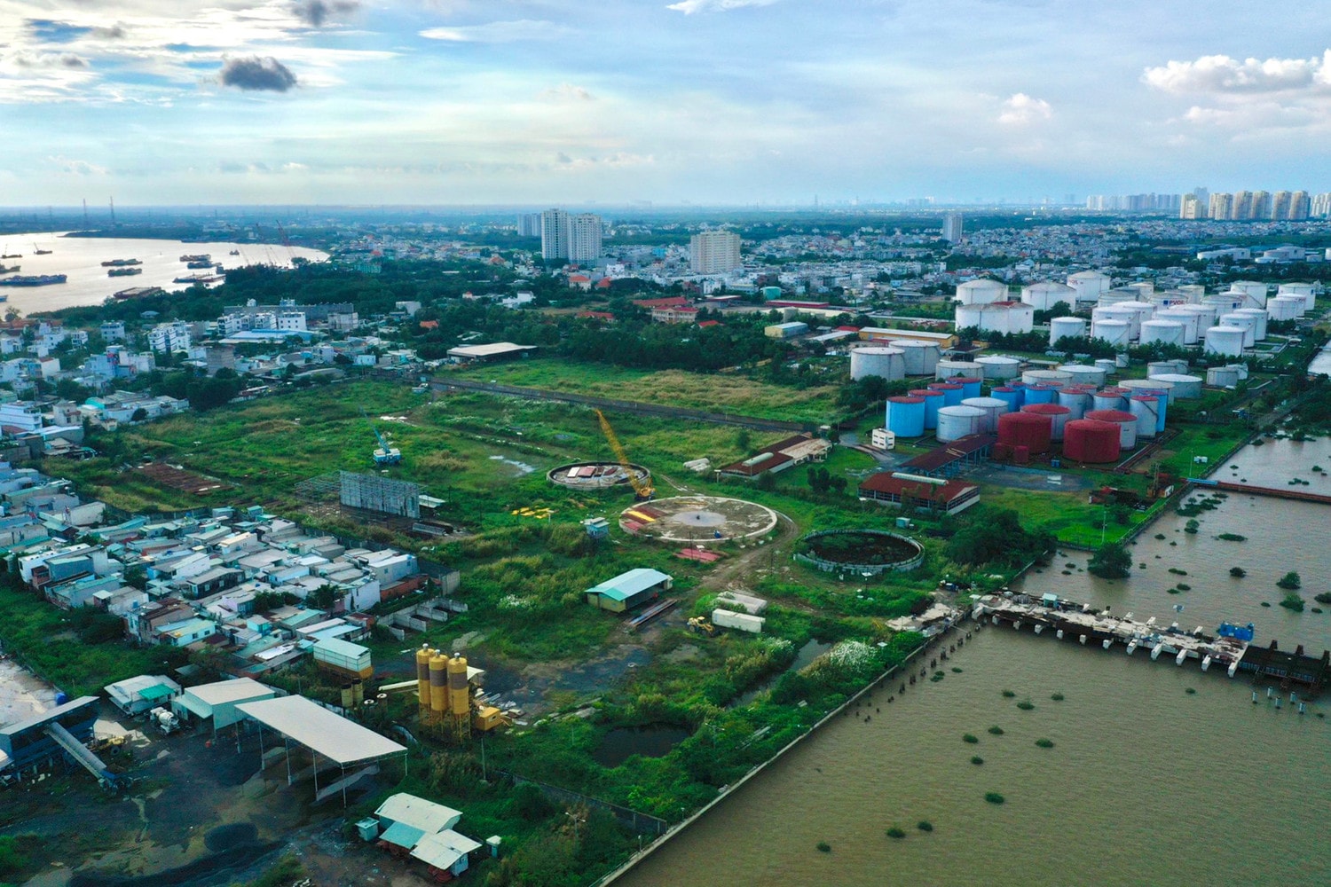 Cảnh hoang tàn trong công trình Tổng kho dự trữ 450.000 m3 xăng dầu tại TP.HCM