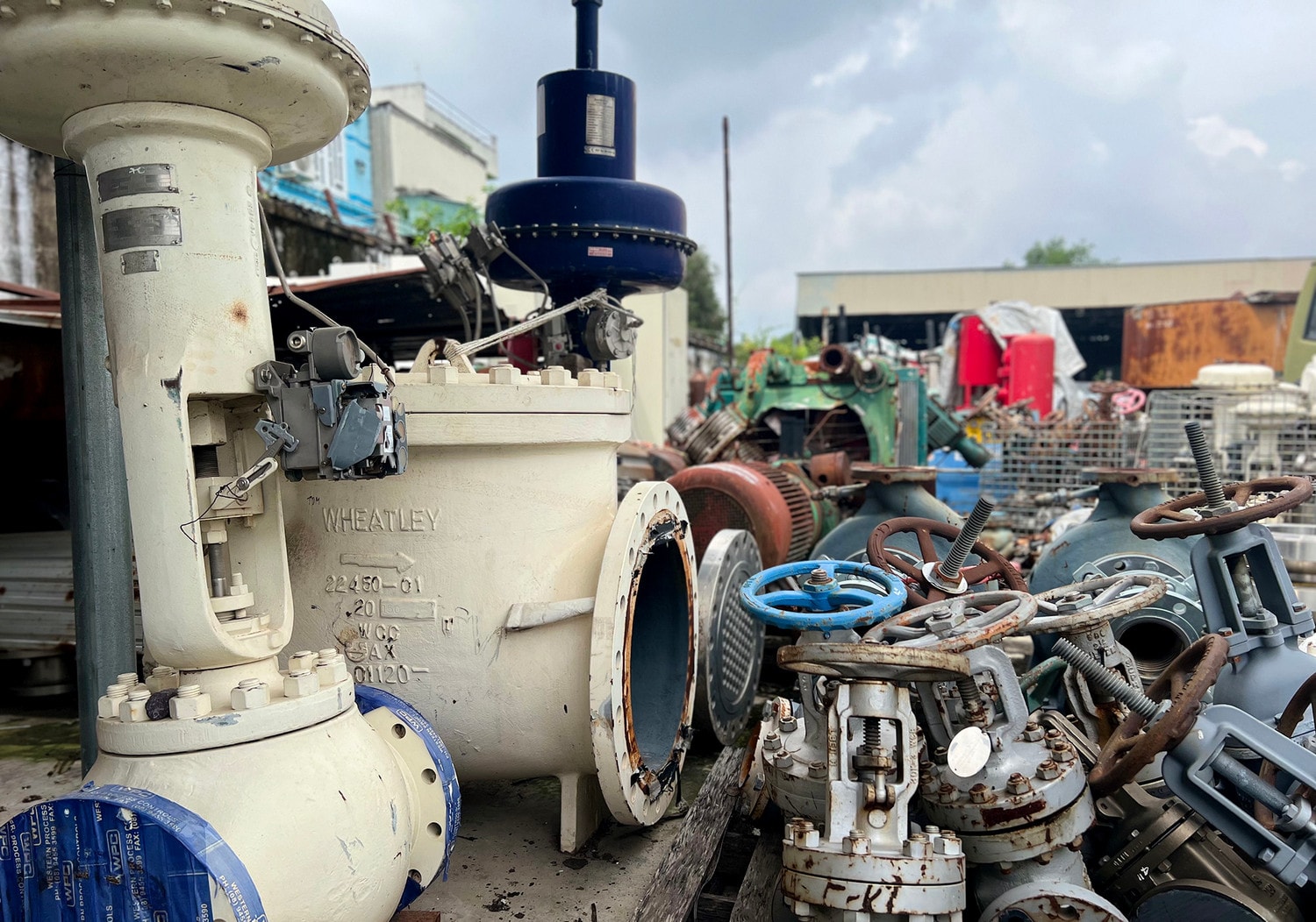 Cảnh hoang tàn trong công trình Tổng kho dự trữ 450.000 m3 xăng dầu tại TP.HCM