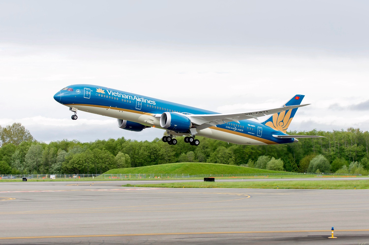 Vietnam Airlines kỷ niệm 01 năm mở đường bay thẳng Việt - Mỹ -0