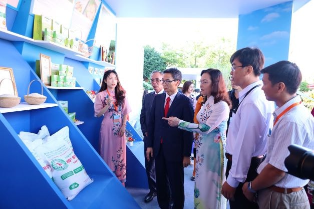 Trao Quyết định chủ trương đầu tư cho 7 nhà đầu tư -0