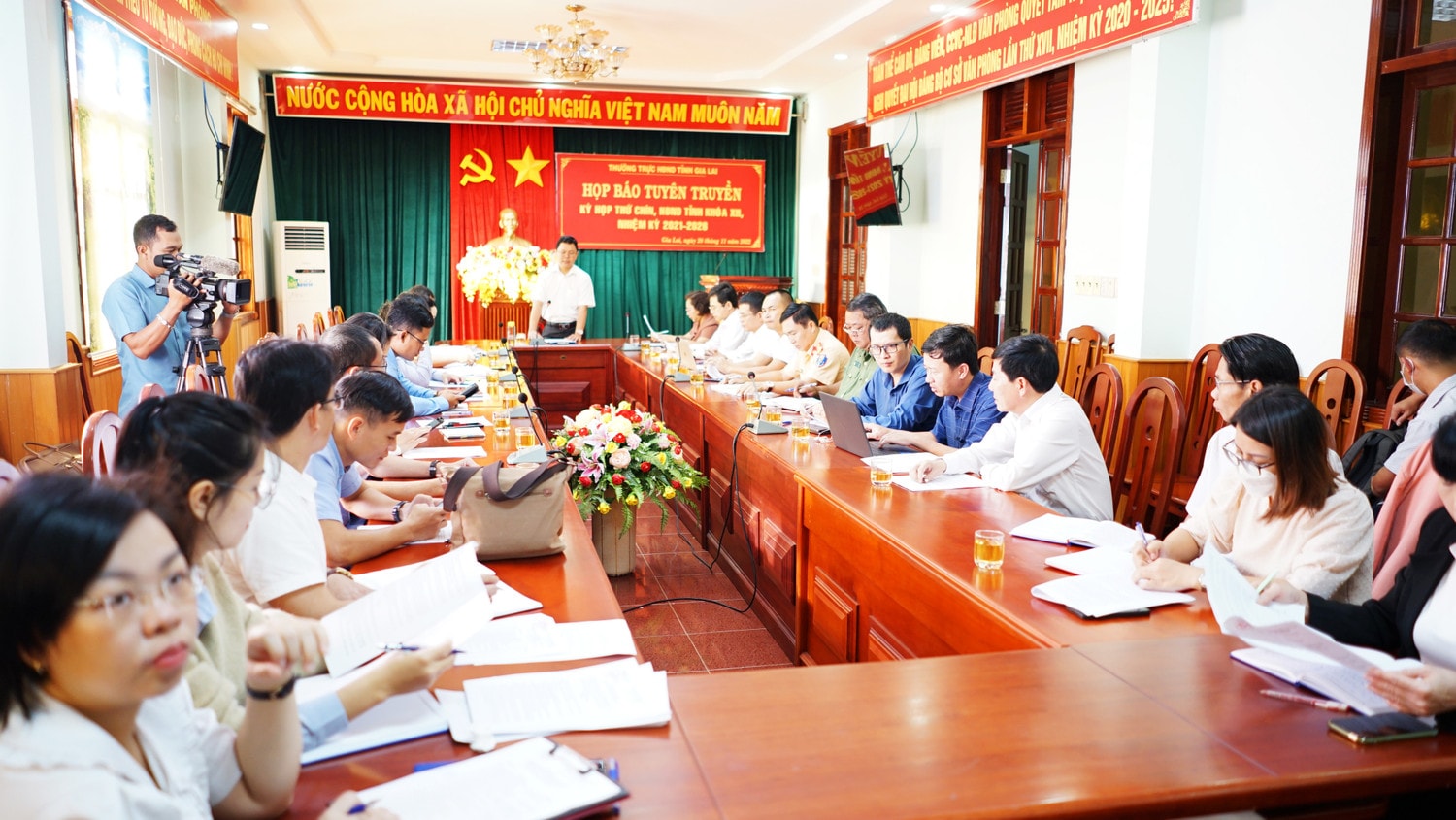 Quang cảnh cuộc họp báo trước Kỳ họp thứ 9 của HĐND tỉnh Gia Lai Kỳ họp thứ chín Hội đồng nhân dân tỉnh Gia Lai sẽ diễn ra từ ngày 7 đến 9.12 -0