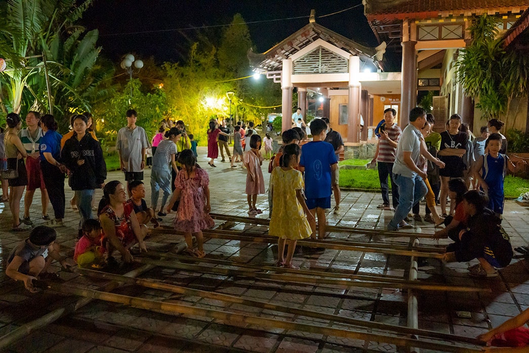 Chợ đêm “Cầu ngói Thanh Toàn” thu hút du khách thập phương -1
