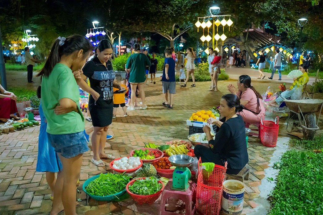 Chợ đêm “Cầu ngói Thanh Toàn” thu hút du khách thập phương -3