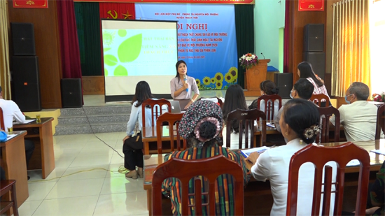 Tuyên truyền viên đang tập huấn cho các cấp hội Luật bảo vệ môi trường 2020
