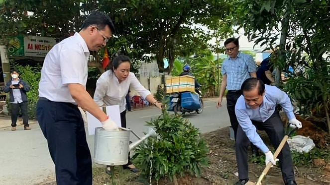Huyện Bình Chánh ra quân trồng cây, tổng vệ sinh đón Tết Nguyên đán. Ảnh: BH