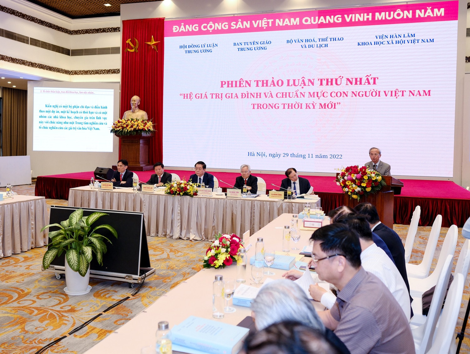 Phiên thảo luận về hệ giá trị gia đình và chuẩn mực con người Việt Nam tại Hội thảo sáng 29.11 Ảnh: M. Trang