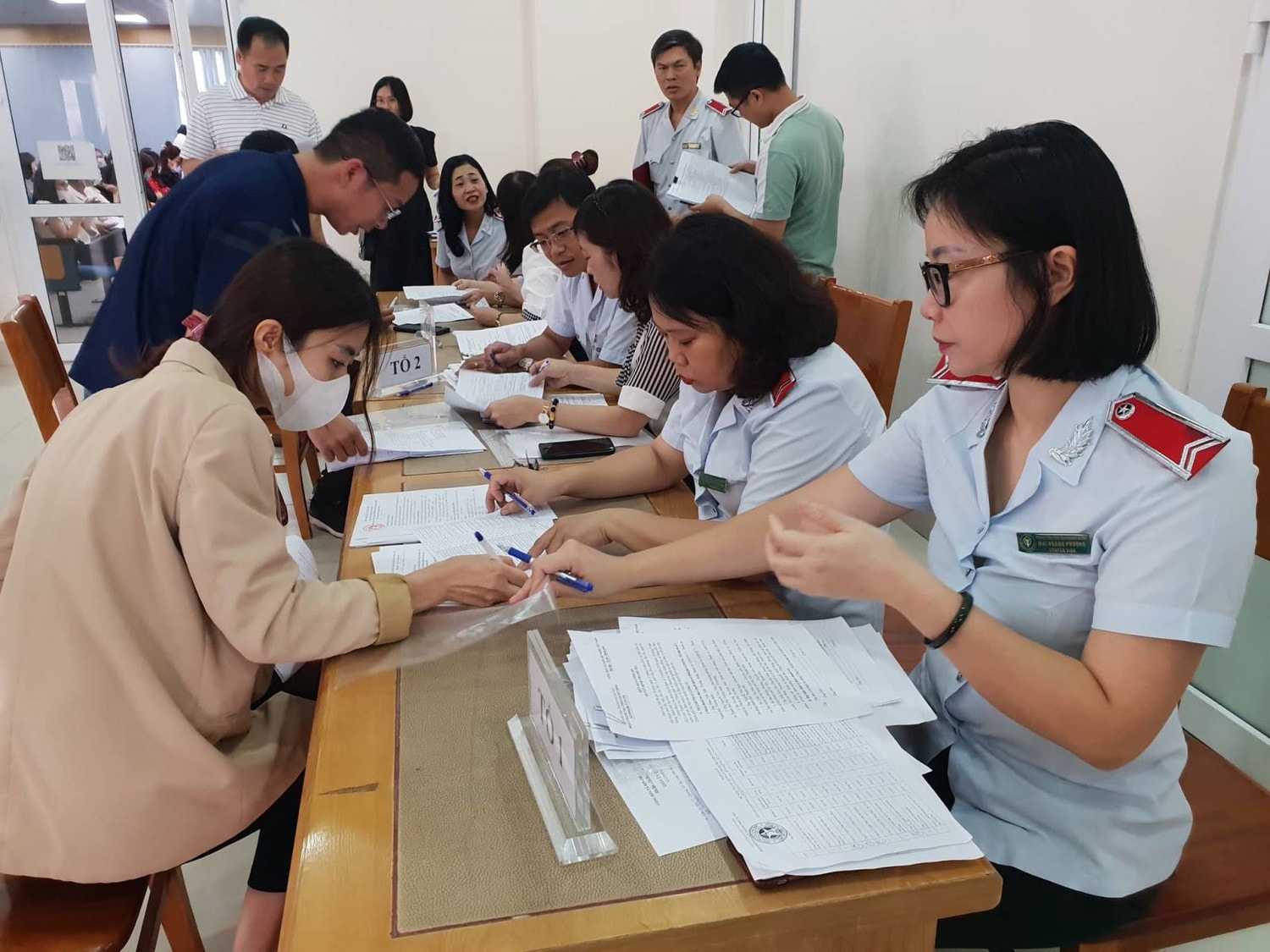 Đại diện các đơn vị nợ đóng BHXH (bên trái) ký nhận quyết định công bố thanh tra của Thanh tra thành phố Hà Nội. ảnh HH