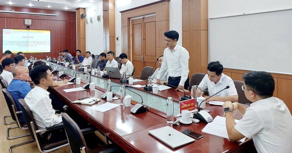 Lãnh đạo thành phố Uông Bí trao đổi, nắm bắt khó khăn của cộng đồng doanh nghiệp trên địa bàn - ảnh: Việt Hoa