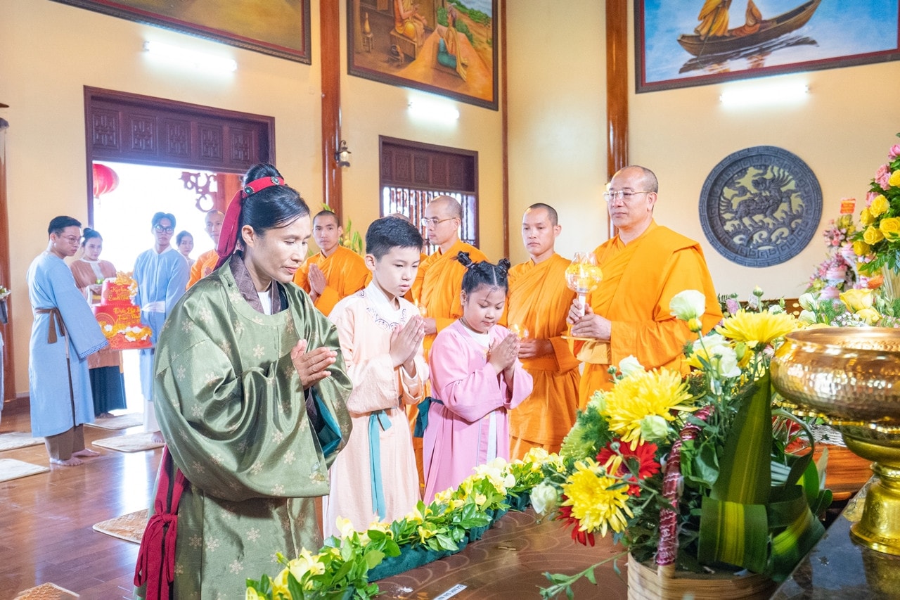 Dâng vật phẩm hoài niệm sơ Tổ Trúc Lâm Đại Đầu Đà -0