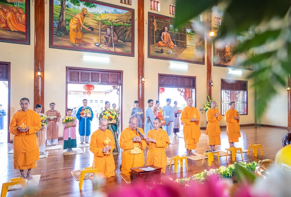 Dâng vật phẩm hoài niệm sơ Tổ Trúc Lâm Đại Đầu Đà -0