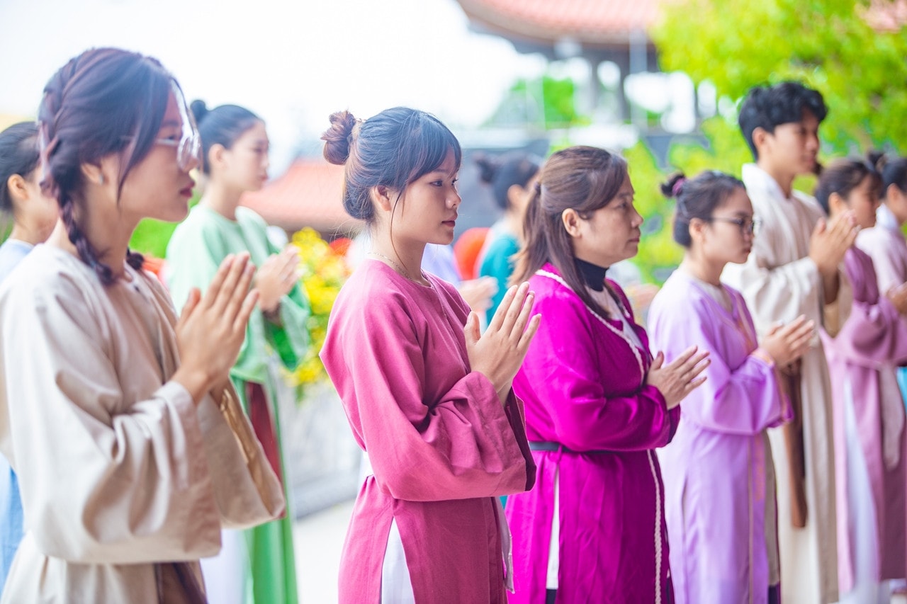 Dâng vật phẩm hoài niệm sơ Tổ Trúc Lâm Đại Đầu Đà -1