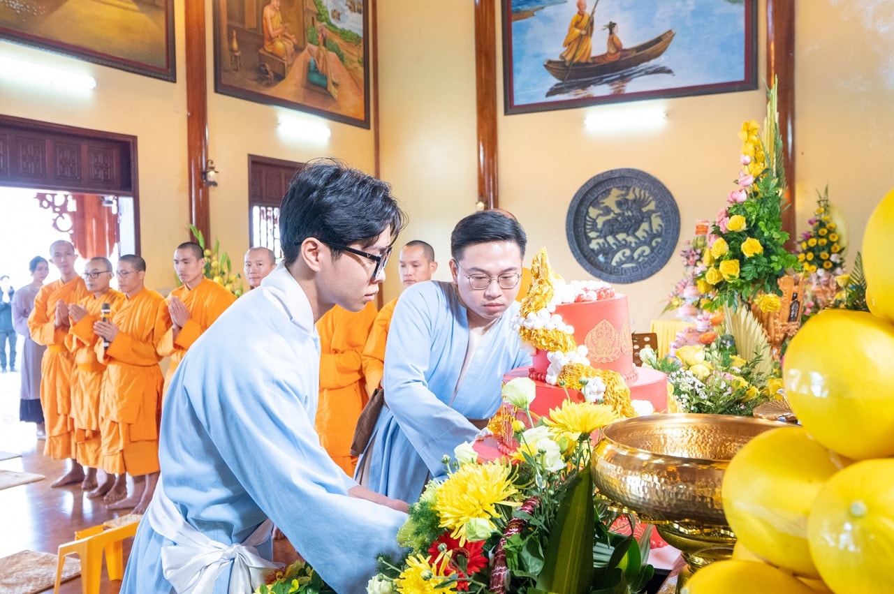 Dâng vật phẩm hoài niệm sơ Tổ Trúc Lâm Đại Đầu Đà -0
