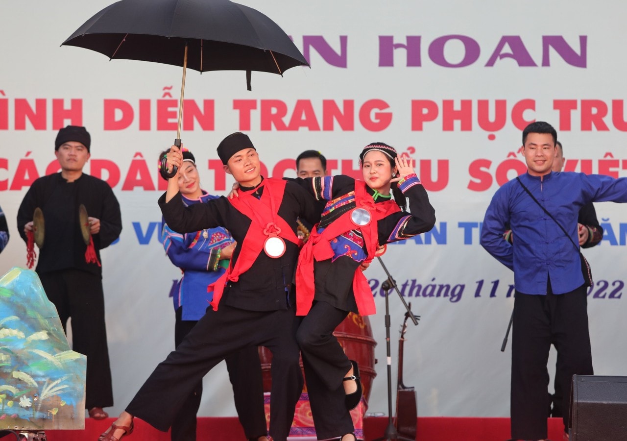 Người trẻ giữ gìn, phát huy đặc sắc trang phục dân tộc -0