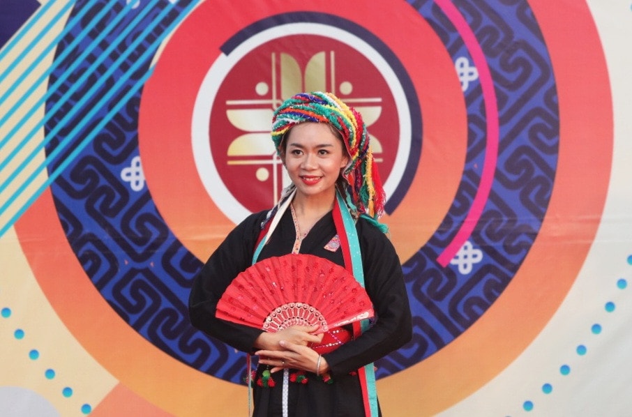 Người trẻ giữ gìn, phát huy đặc sắc trang phục dân tộc -0