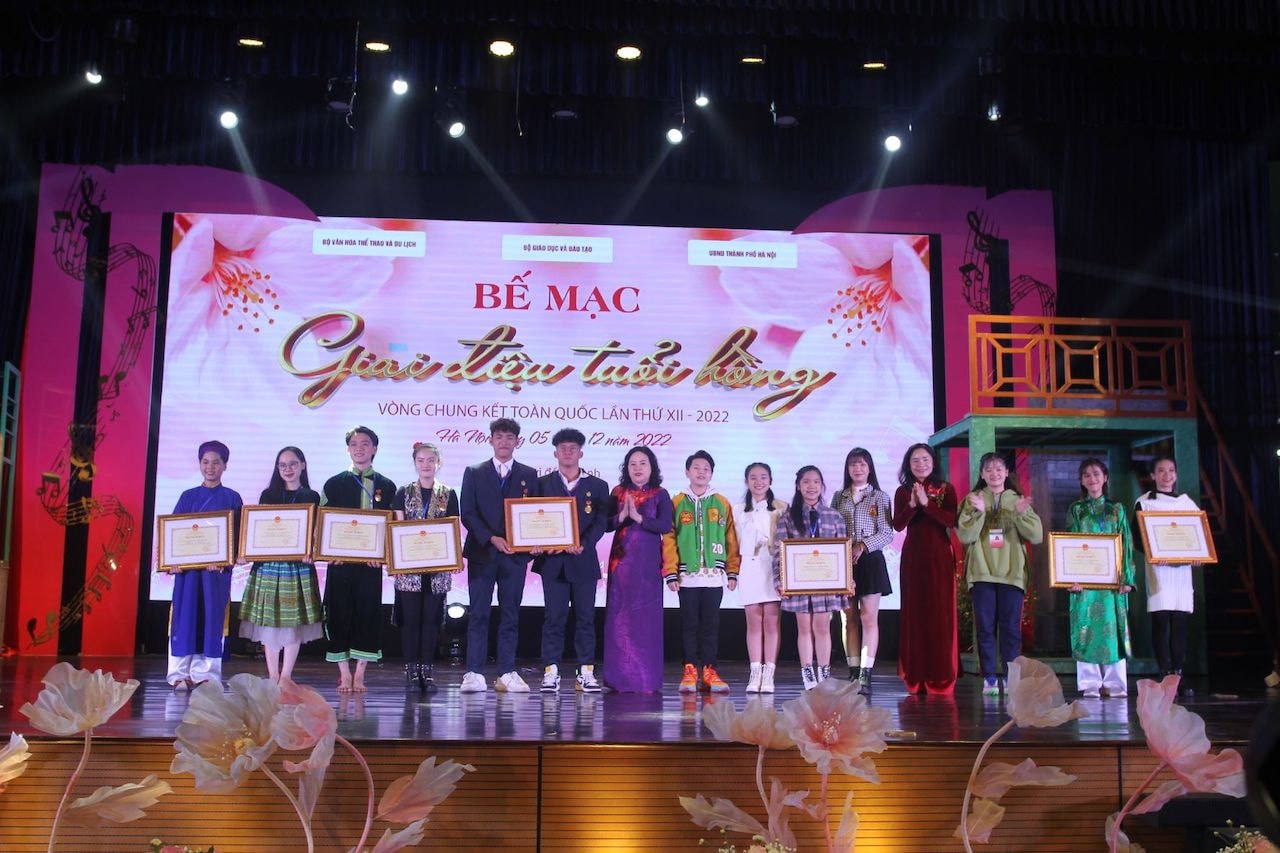 Thứ trưởng Bộ Giáo dục và Đào tạo Ngô Thị Minh trao thưởng 8 tiết mục đoạt giải Nhất của Hội thi Đoàn Hà Nội giành giải nhất hội thi
