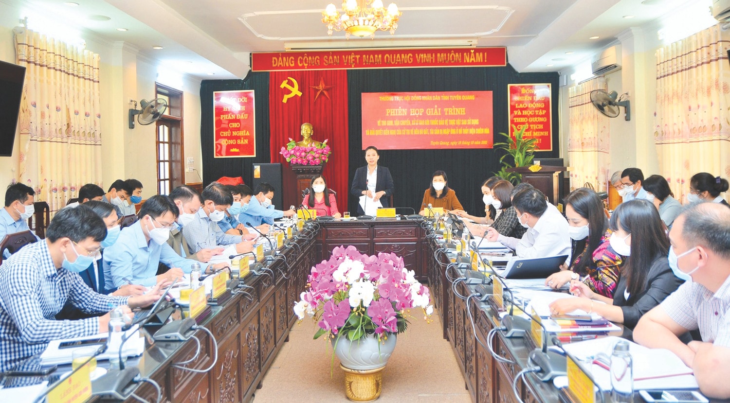 Phó Bí thư Thường trực Tỉnh ủy, Chủ tịch HĐND tỉnh Lê Thị Kim Dung kết luận việc giải quyết kiến nghị của cử tri về đền bù đất, tài sản trên đất bị ngập úng trong vùng lòng hồ thủy điện Chiêm Hóa