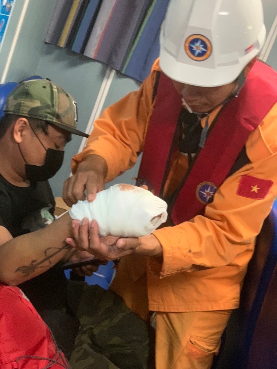 VIETNAM MRCC cứu nạn thành công thuyền viên tàu Berge Daisen ảnh 3 VIETNAM MRCC cứu nạn thành công thuyền viên tàu Berge Daisen -0