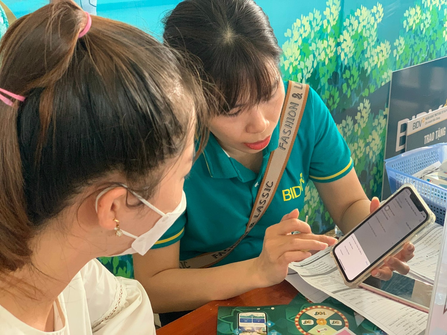 Nhân viên BIDV Bắc Giang tư vấn cho khách hàng về tiện ích các phương thức thanh toán không dùng tiền mặt.