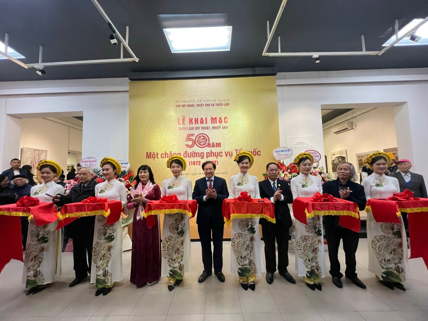 Khai mạc 