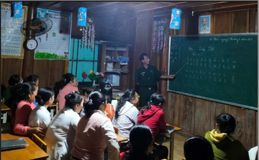 “Nhờ các chú bộ đội dạy học, bây giờ đã biết viết tên mình rồi