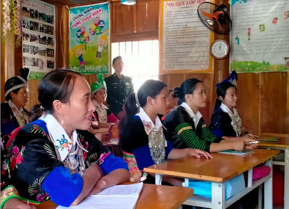 “Nhờ các chú bộ đội dạy học, bây giờ đã biết viết tên mình rồi