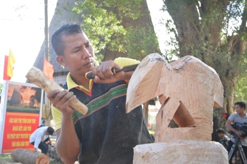 Tạc tượng gỗ đang có chuyển biến phù hợp với đời sống hiện nay - Ảnh: baogialai