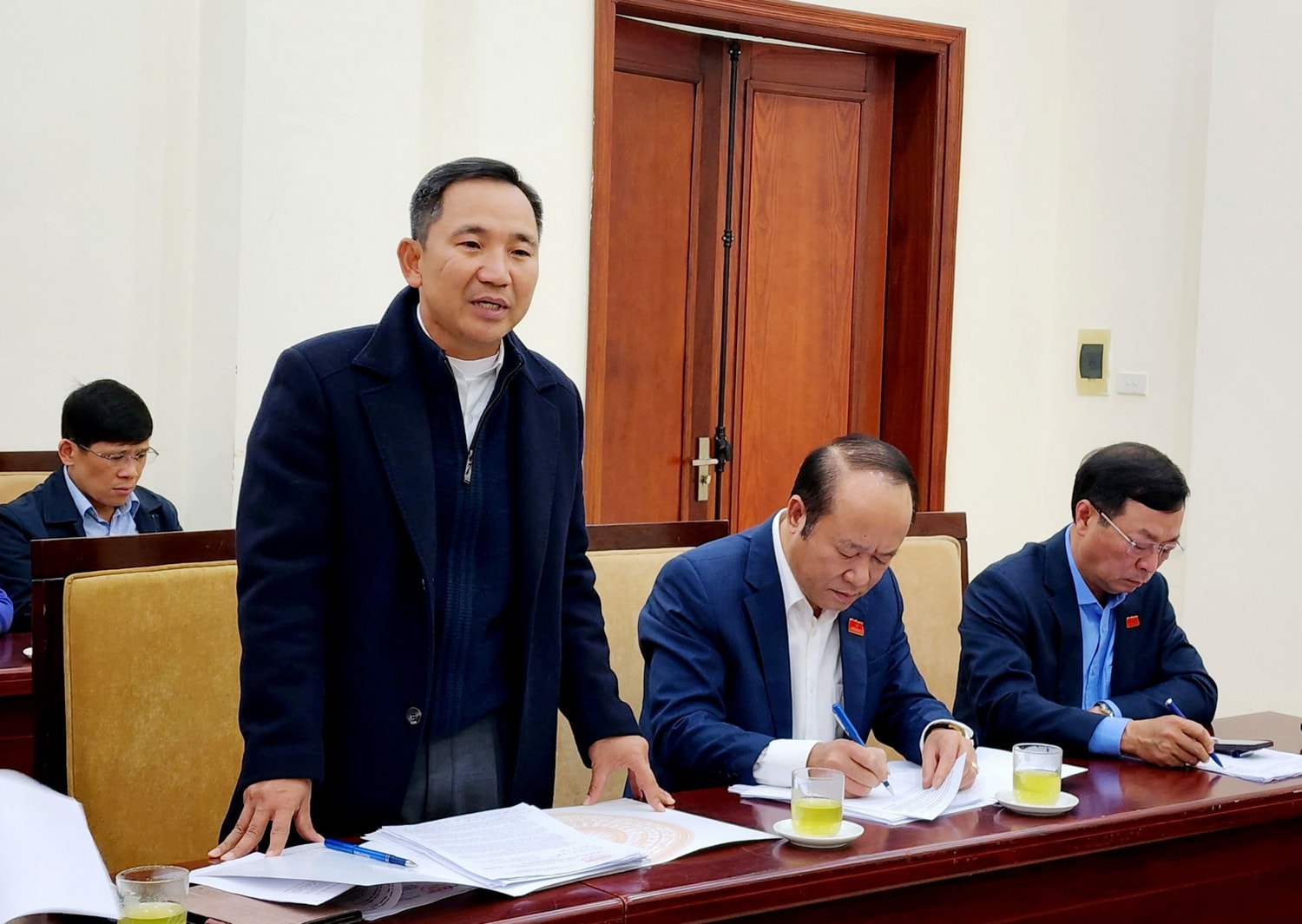 Các đại biểu phát biểu thảo luận tại tổ - Ảnh B. TRÂM